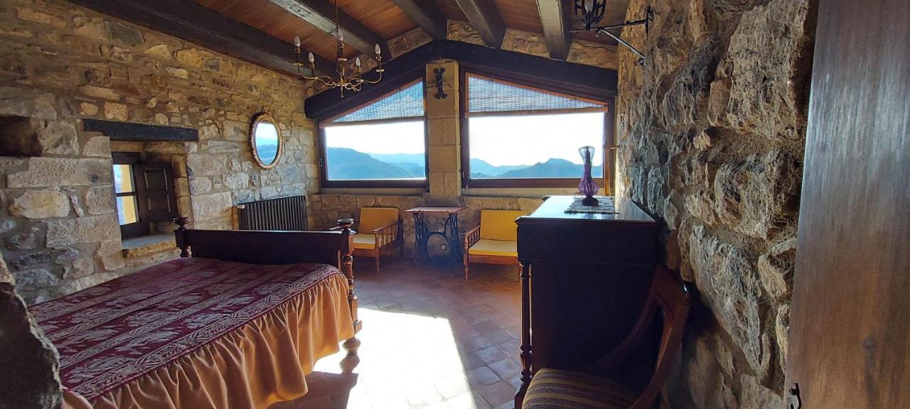 Castell De Llaes Villa Bagian luar foto