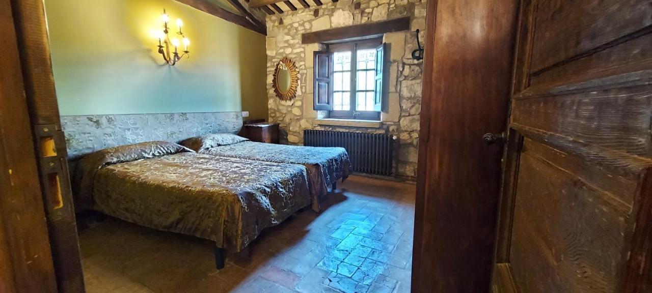 Castell De Llaes Villa Bagian luar foto