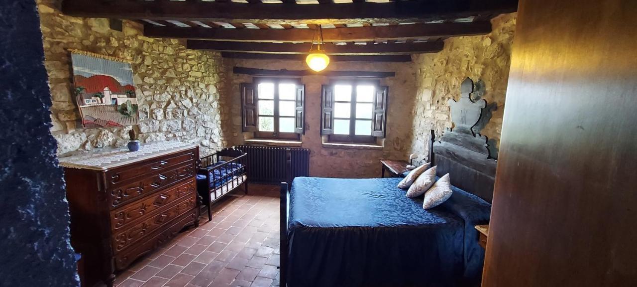 Castell De Llaes Villa Bagian luar foto
